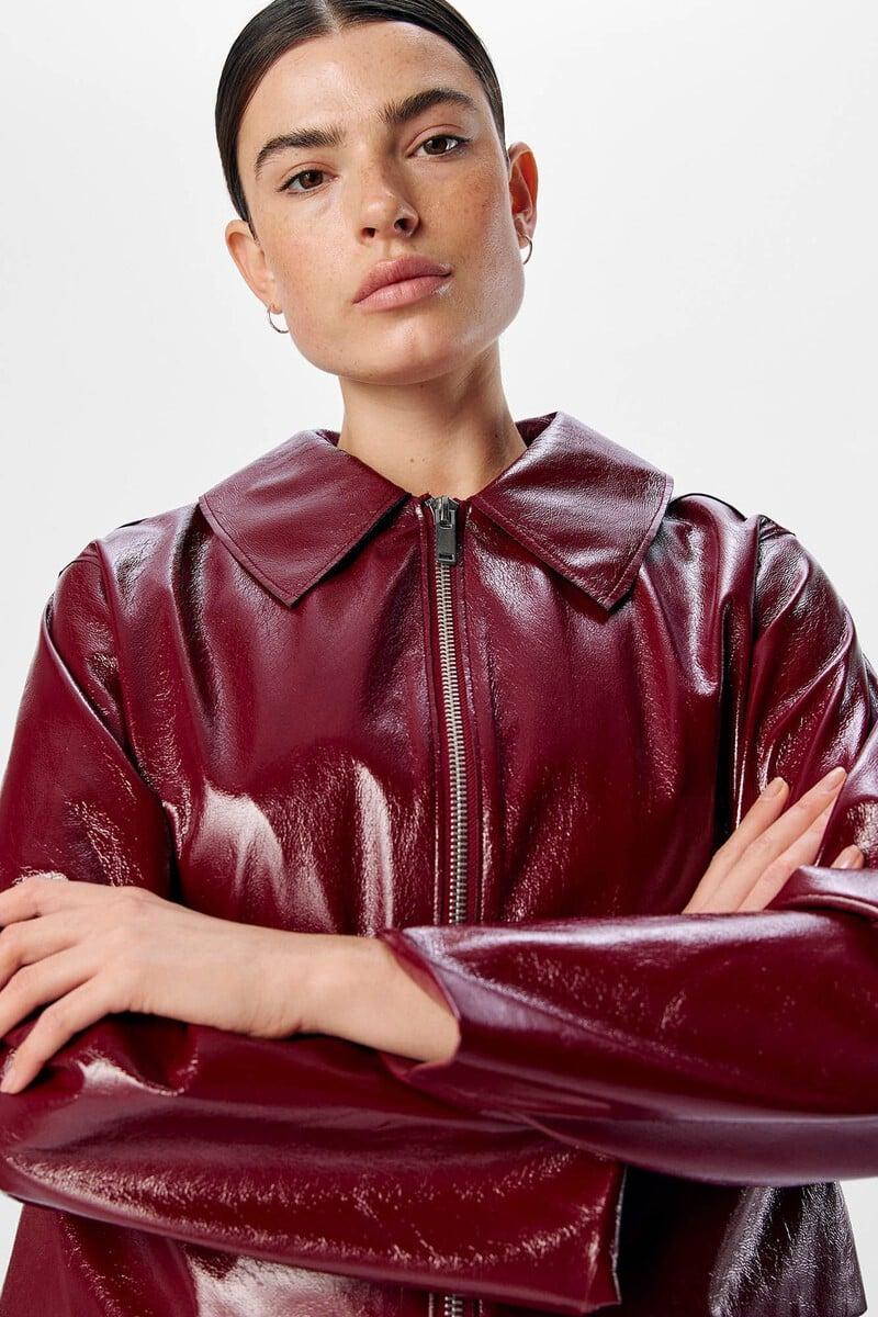 Cortefiel Chaqueta efecto piel burdeos