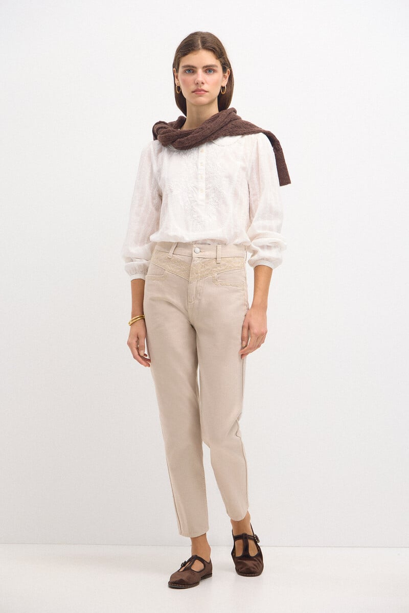 Cortefiel Ofelia. Jeans mom con bordados