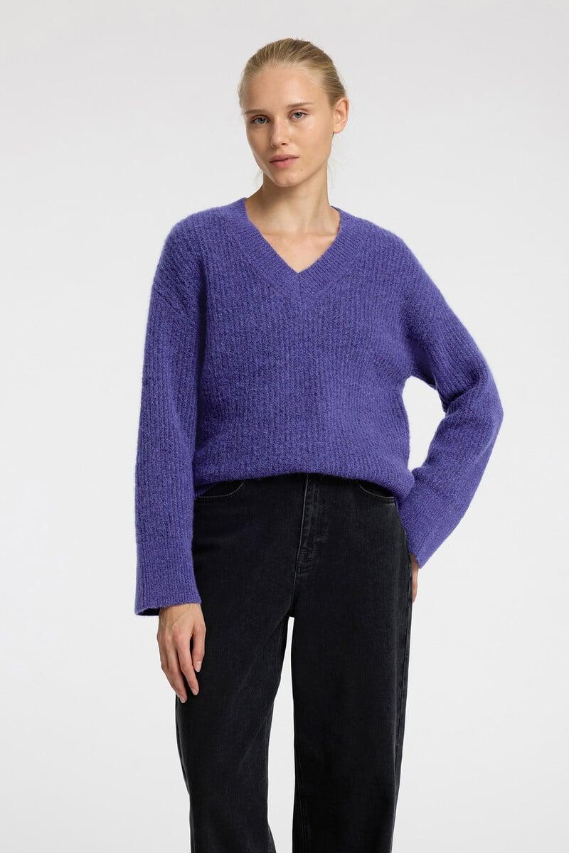 Cortefiel Jersey de cuello en V confeccionado con lana y alpaca. Regular Fit