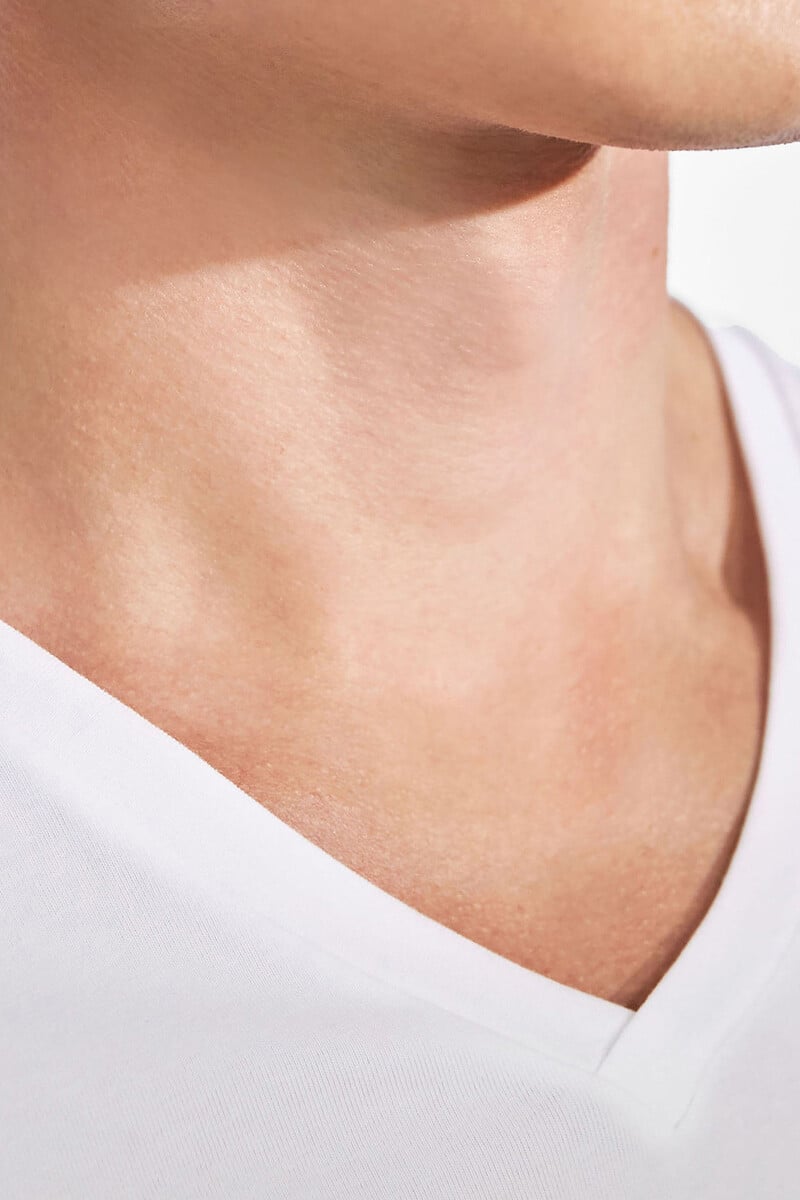 Cortefiel Pack 2 Camisetas Elásticas Cuello Pico Blanco