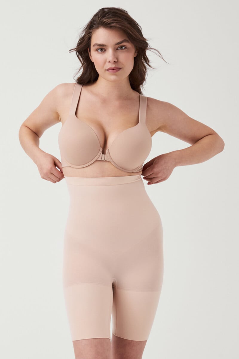 Cortefiel Pantalón Corto A Media Pierna De Talle Alto Nude. SPANX