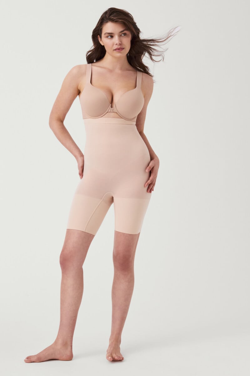 Cortefiel Pantalón corto a media pierna de talle alto nude. SPANX