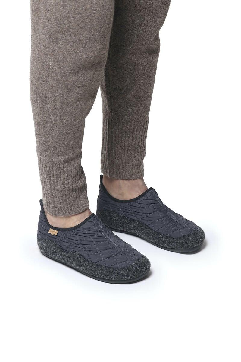 Cortefiel Slippers acolchadas para hombre en azul Marino