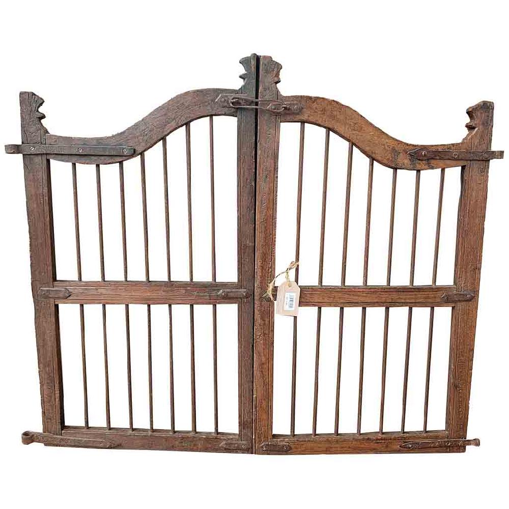 Creaciones meng MUEBLE - PUERTAS Y VENTANAS - puerta de madera marrón con acabado artesanal