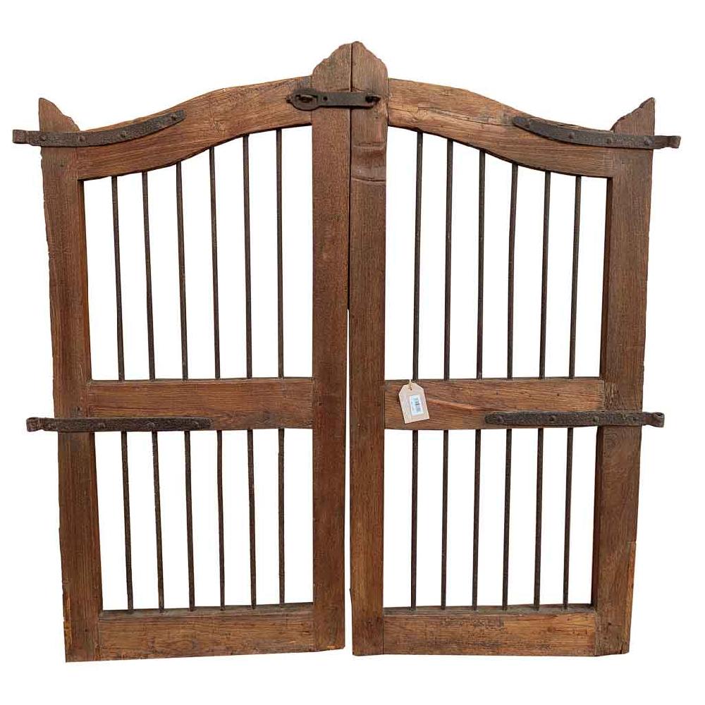 Creaciones meng MUEBLE - PUERTAS Y VENTANAS - puerta de madera marrón con acabado artesanal