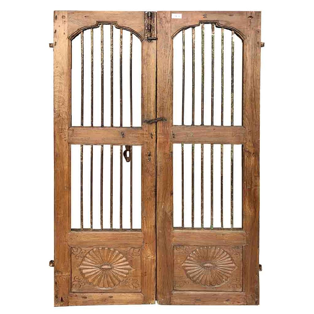 Creaciones meng MUEBLE - PUERTAS Y VENTANAS - puerta de madera marrón con acabado artesanal