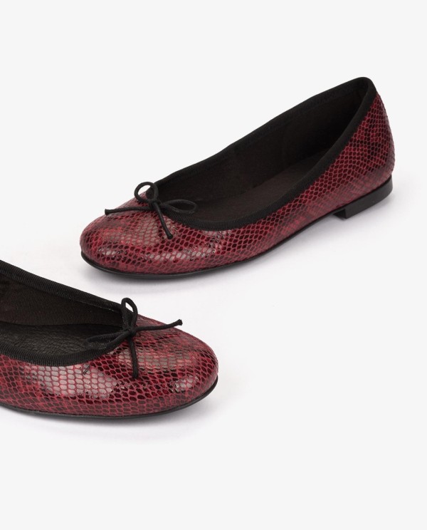 Cuplé BAILARINA BURDEOS DE TECNOPIEL CON ESTAMPADO SERPIENTE Y LAZO DECORATIVO