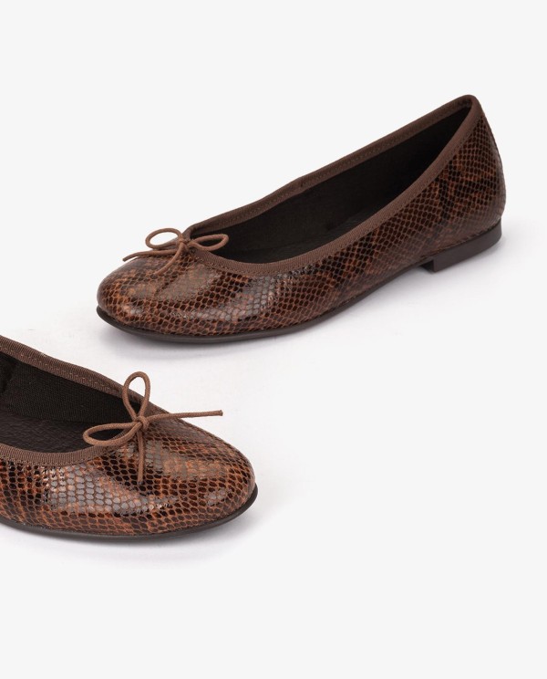 Cuplé BAILARINA MARRÓN DE TECNOPIEL CON ESTAMPADO SERPIENTE Y LAZO DECORATIVO