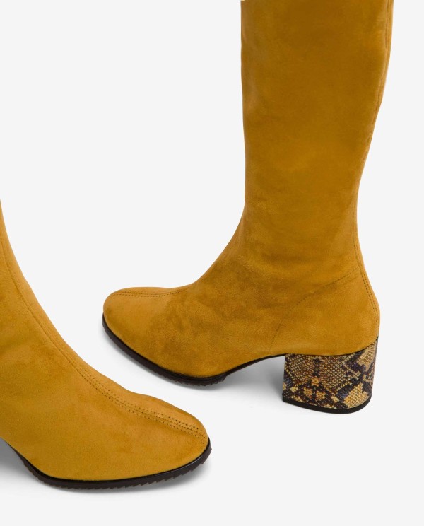 Cuplé BOTA MOSQUETERA AMARILLA DE ULTRASUEDE ELÁSTICO CON TACÓN MEDIO