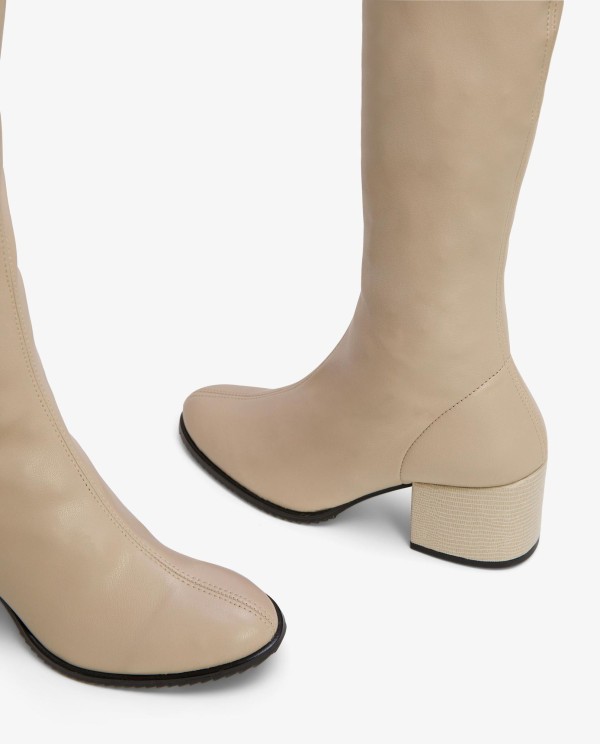 Cuplé BOTA MOSQUETERA BEIGE DE NAPA ELÁSTICO CON TACÓN MEDIO