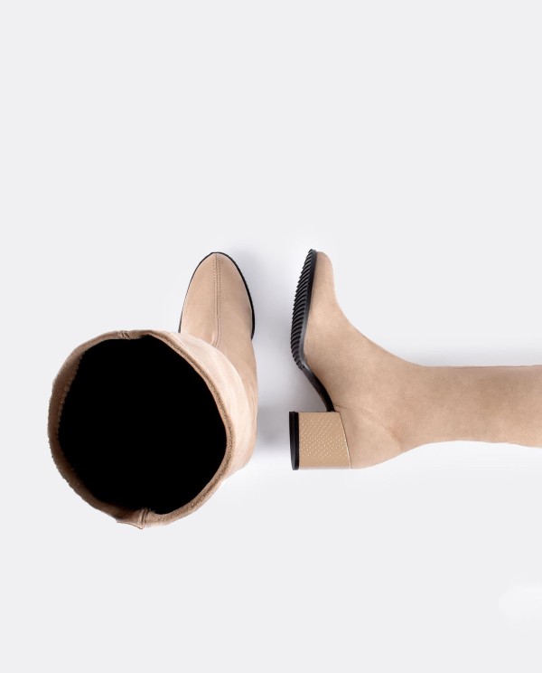 Cuplé BOTA MOSQUETERA BEIGE DE ULTRASUEDE ELÁSTICO CON TACÓN MEDIO