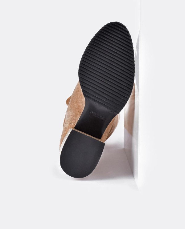 Cuplé BOTA MOSQUETERA BEIGE DE ULTRASUEDE ELÁSTICO CON TACÓN MEDIO