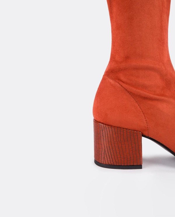 Cuplé BOTA MOSQUETERA TEJA DE ULTRASUEDE ELÁSTICO CON TACÓN MEDIO
