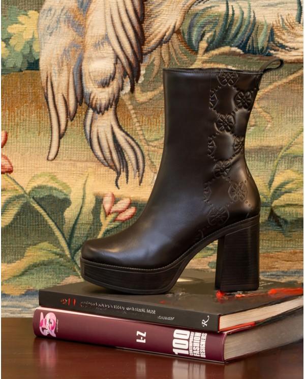 Cuplé BOTÍN ALTA NEGRA DE PIEL CON LOGO Y TACÓN ANCHO