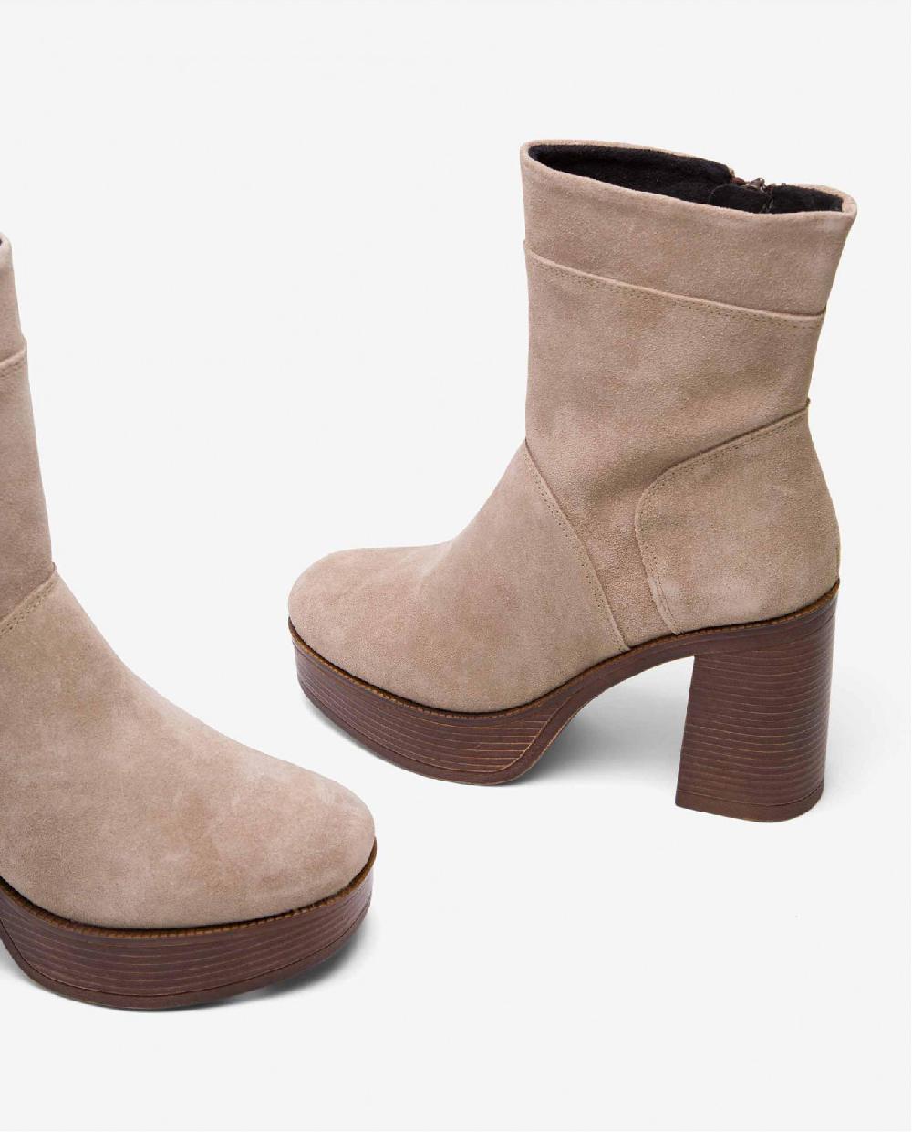Cuplé BOTÍN BEIGE DE SERRAJE CON PLATAFORMA Y TACÓN ANCHO