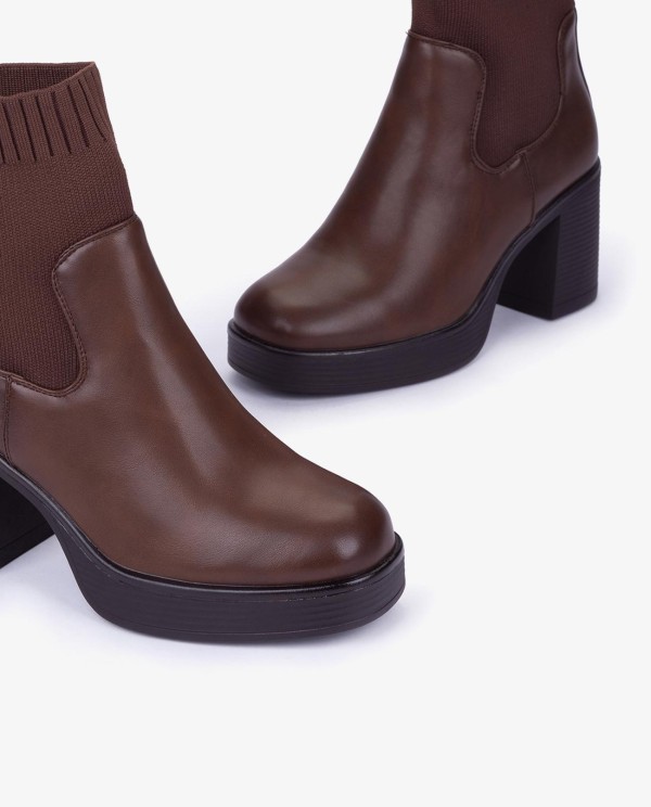 Cuplé BOTÍN TIPO CALCETÍN CON TACÓN EN TECNOPIEL MARRON