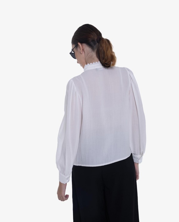 Cuplé CAMISA BLANCA DE RAYÓN CON PASAMANERÍA Y MANGAS ABULLONADAS
