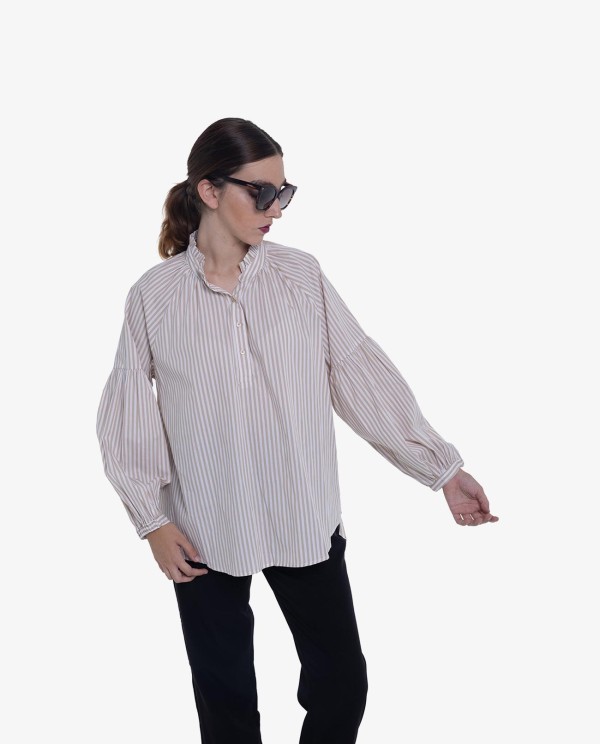 Cuplé CAMISA DE RAYAS VERTICALES BEIGE Y BLANCO CON CUELLO ALTO
