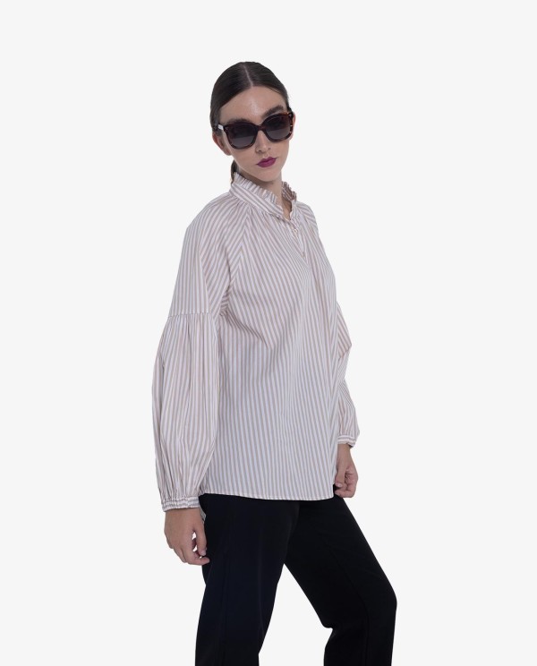 Cuplé CAMISA DE RAYAS VERTICALES BEIGE Y BLANCO CON CUELLO ALTO