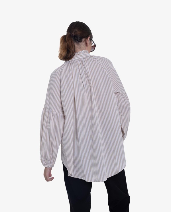 Cuplé CAMISA DE RAYAS VERTICALES BEIGE Y BLANCO CON CUELLO ALTO