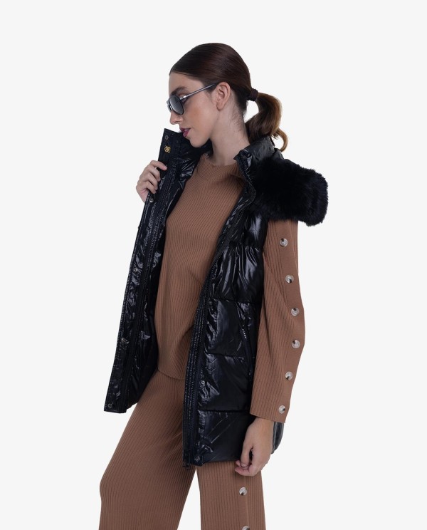 Cuplé CHALECO ACOLCHADO DE NYLON NEGRO CON DETALLES DE PELO