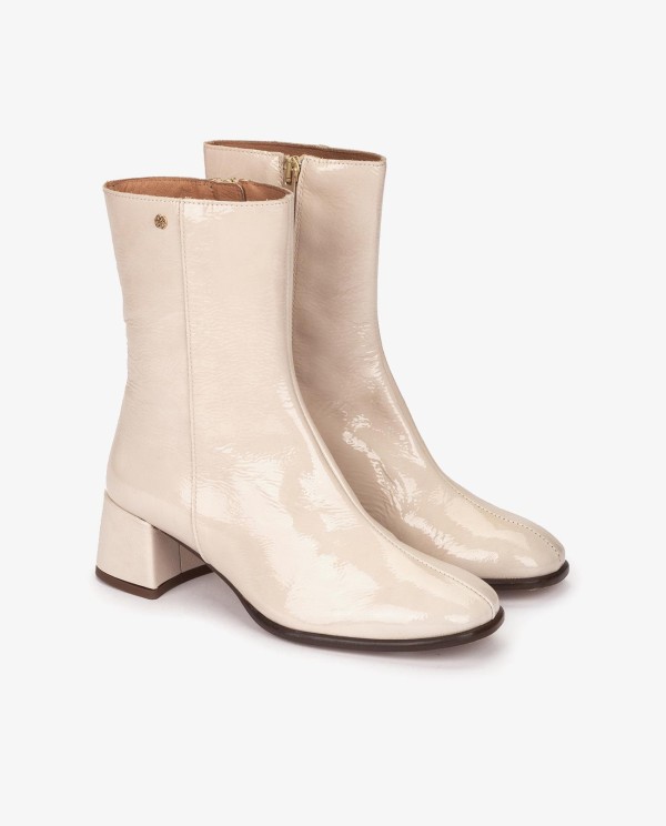 Cuplé BOTÍN DE CHAROL BEIGE CON TACÓN MEDIO