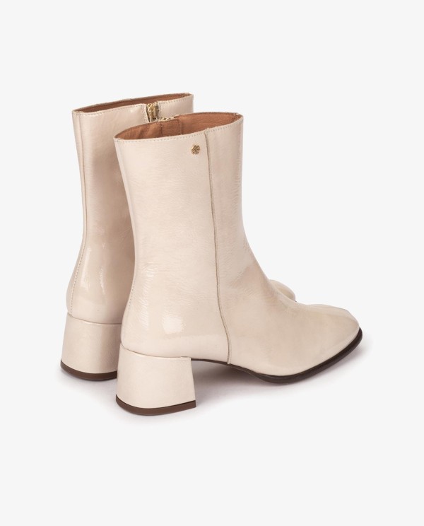 Cuplé BOTÍN DE CHAROL BEIGE CON TACÓN MEDIO