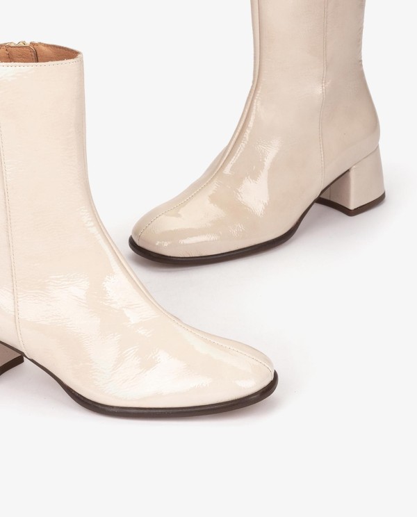 Cuplé BOTÍN DE CHAROL BEIGE CON TACÓN MEDIO