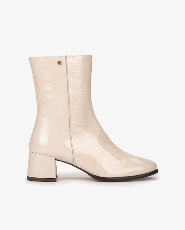 Cuplé BOTÍN DE CHAROL BEIGE CON TACÓN MEDIO