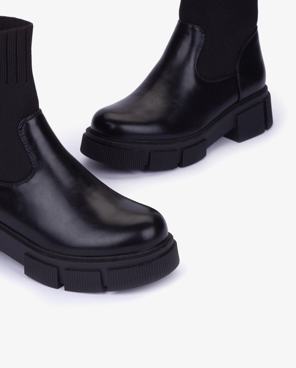 Cuplé BOTÍN TIPO CALCETÍN EN TECNOPIEL NEGRO