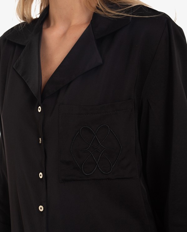 Cuplé CAMISA NEGRA SATINADA CON BOLSILLO