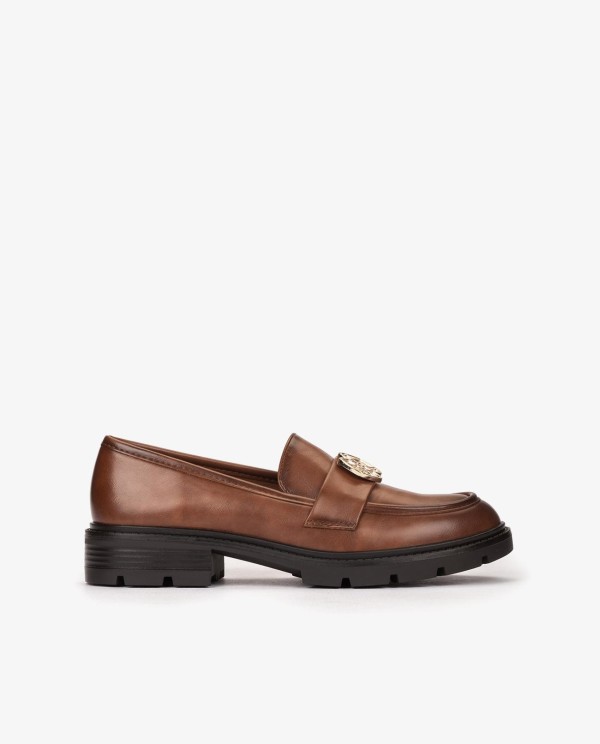 Cuplé MOCASÍN MARRÓN DE TECNOPIEL CON LOGO DORADO