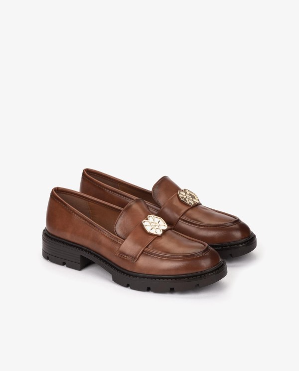 Cuplé MOCASÍN MARRÓN DE TECNOPIEL CON LOGO DORADO