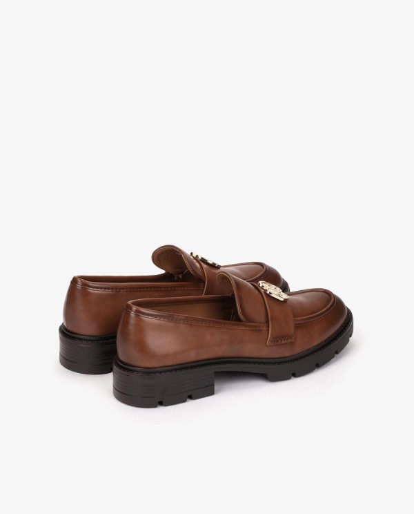 Cuplé MOCASÍN MARRÓN DE TECNOPIEL CON LOGO DORADO