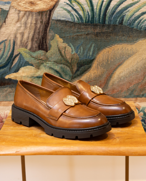 Cuplé MOCASÍN MARRÓN DE TECNOPIEL CON LOGO DORADO
