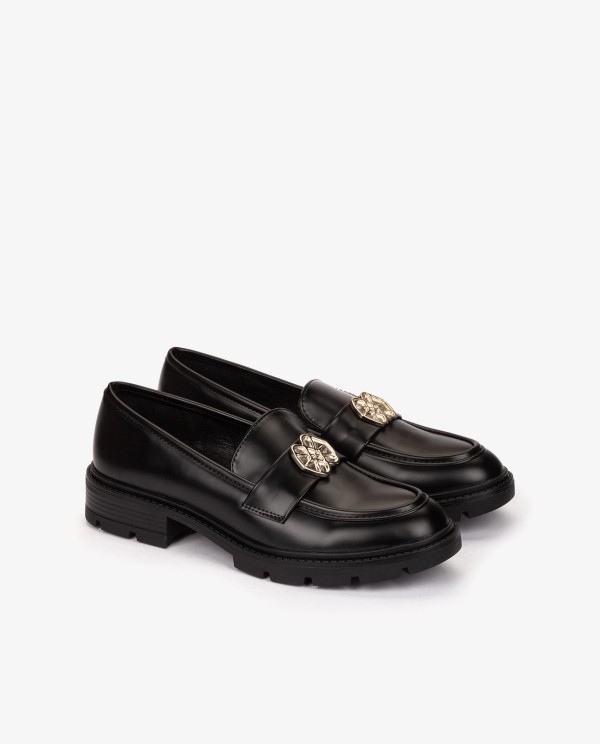 Cuplé MOCASÍN NEGRO DE TECNOPIEL CON LOGO DORADO