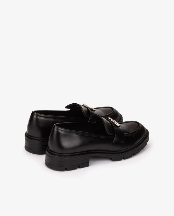 Cuplé MOCASÍN NEGRO DE TECNOPIEL CON LOGO DORADO