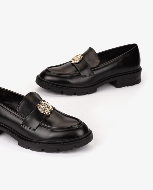 Cuplé MOCASÍN NEGRO DE TECNOPIEL CON LOGO DORADO
