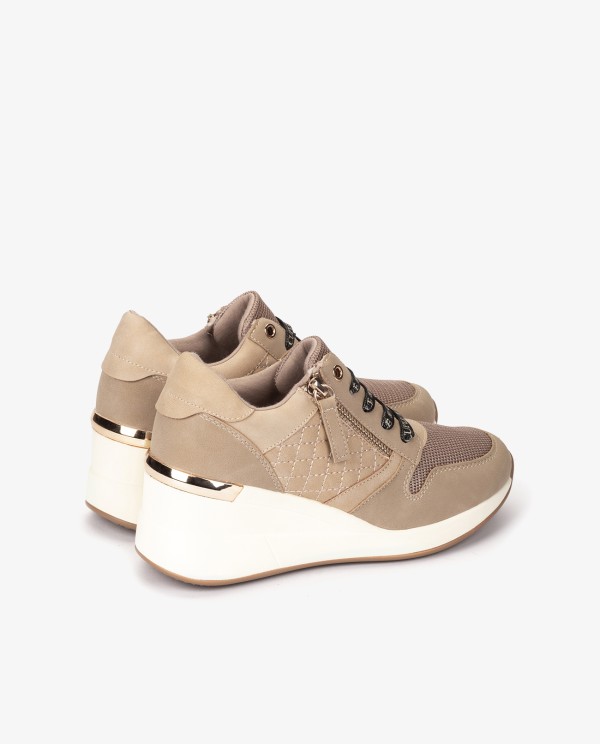 Cuplé DEPORTIVA BEIGE DE TECNOPIEL CON CUÑA Y CREMALLERA DECORATIVA