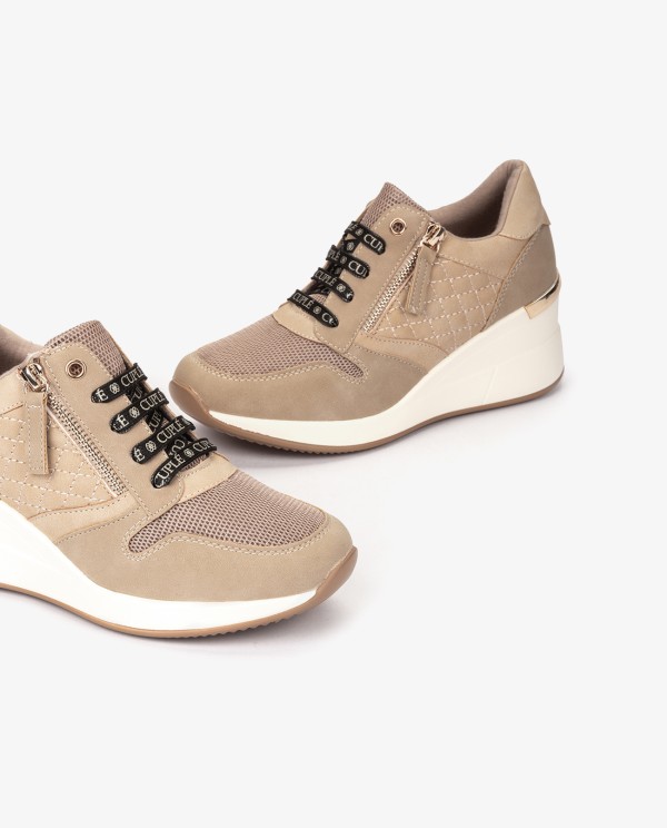 Cuplé DEPORTIVA BEIGE DE TECNOPIEL CON CUÑA Y CREMALLERA DECORATIVA
