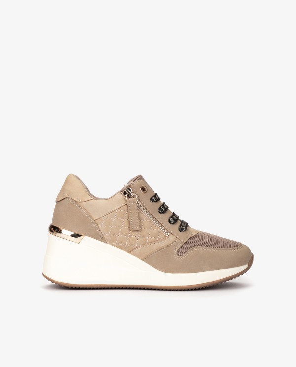 Cuplé DEPORTIVA BEIGE DE TECNOPIEL CON CUÑA Y CREMALLERA DECORATIVA