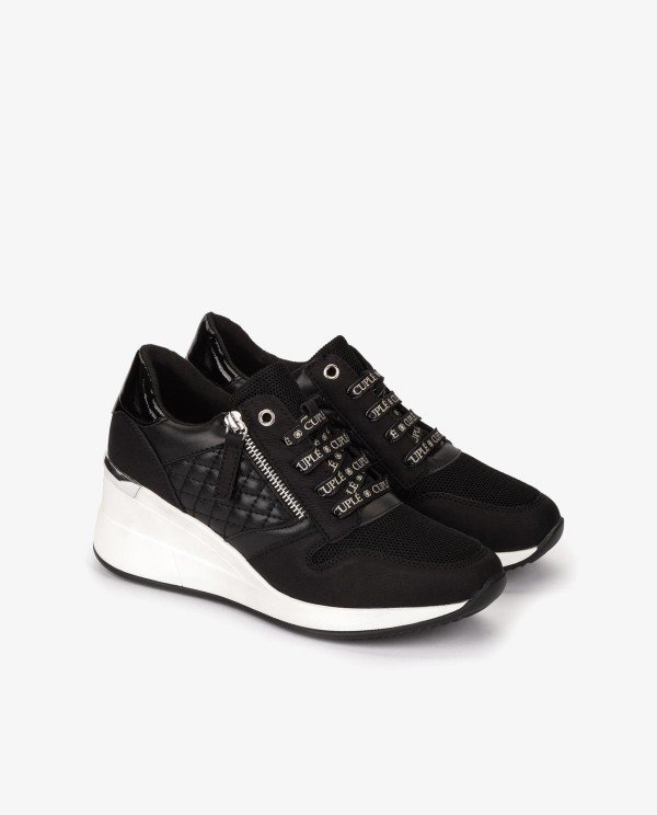 Cuplé DEPORTIVA NEGRA DE TECNOPIEL CON CUÑA Y CREMALLERA DECORATIVA