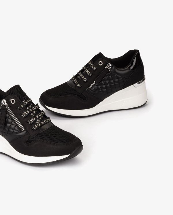 Cuplé DEPORTIVA NEGRA DE TECNOPIEL CON CUÑA Y CREMALLERA DECORATIVA