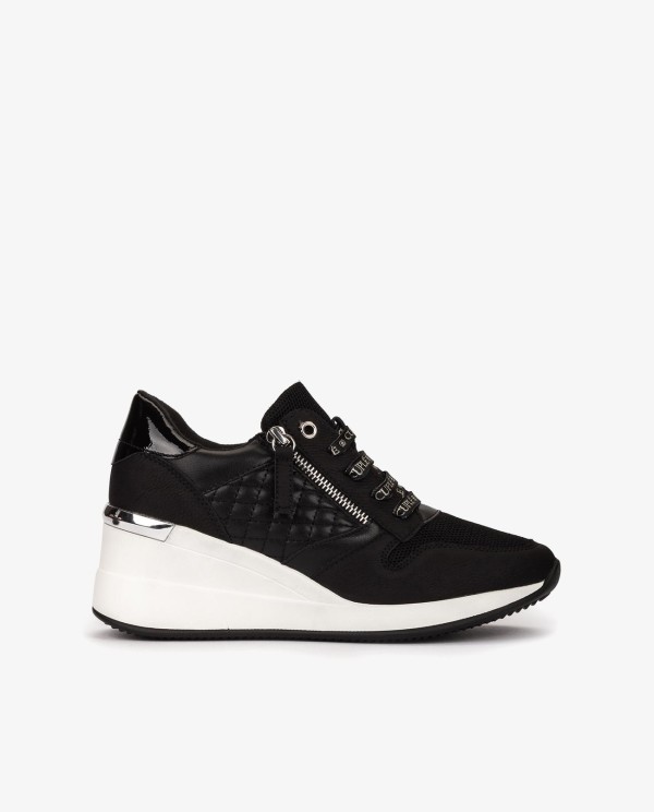 Cuplé DEPORTIVA NEGRA DE TECNOPIEL CON CUÑA Y CREMALLERA DECORATIVA