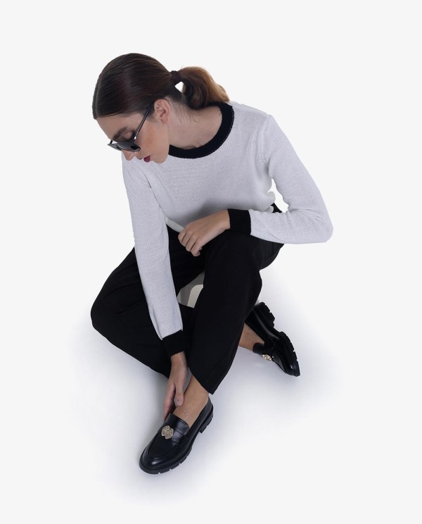 Cuplé JERSEY DE PUNTO BLANCO CON DETALLES NEGROS EN CUELLO Y PUÑOS