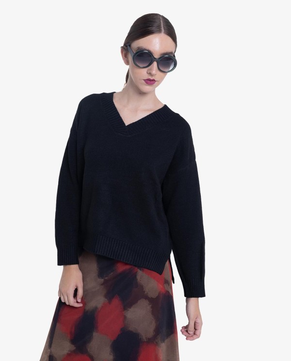 Cuplé JERSEY NEGRO DE PUNTO CON ESCOTE EN PICO Y CORTE HOLGADO