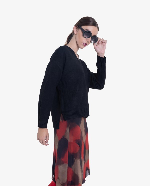 Cuplé JERSEY NEGRO DE PUNTO CON ESCOTE EN PICO Y CORTE HOLGADO