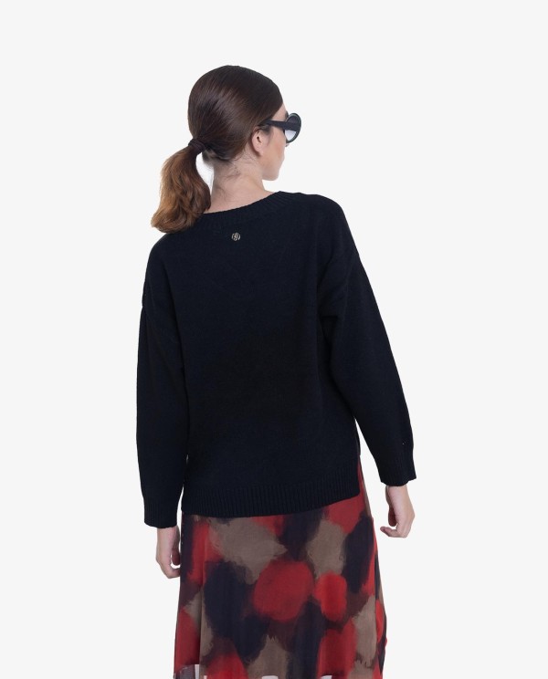 Cuplé JERSEY NEGRO DE PUNTO CON ESCOTE EN PICO Y CORTE HOLGADO