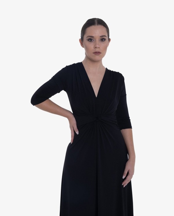 Cuplé MAXI VESTIDO NEGRODE PUNTO CON NUDO FRONTAL Y MANGAS TRES CUARTOS
