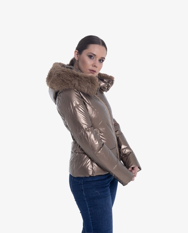 Cuplé PARKA ACOLCHADA DE NYLON BRONCE CON CAPUCHA Y DETALLES DE PELO